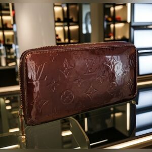 LOUIS VUITTON Amarante Monogram Vernis Zippy Wallet